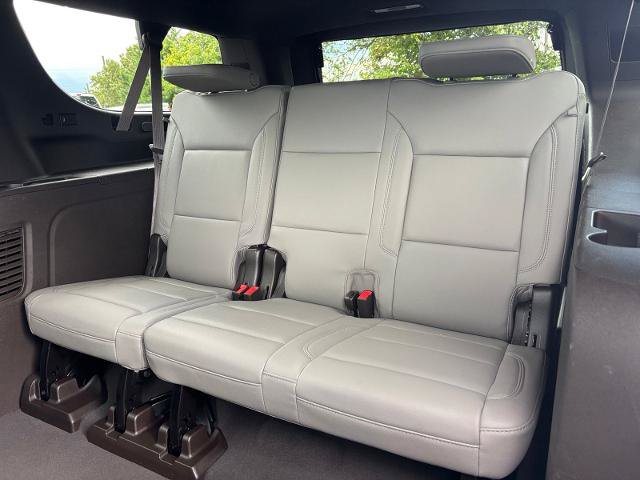 Used 2022 Chevrolet Suburban LT w/ Luxury Package AWD/4WD image 16