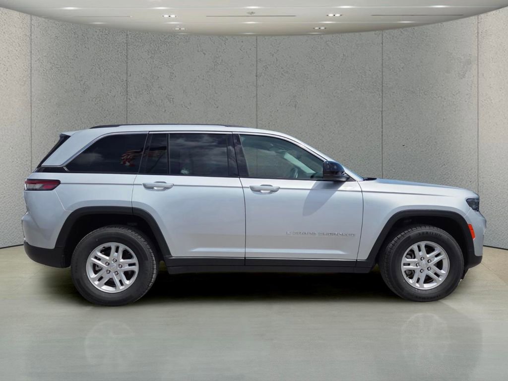 Used 2024 Jeep Grand Cherokee Laredo image 2