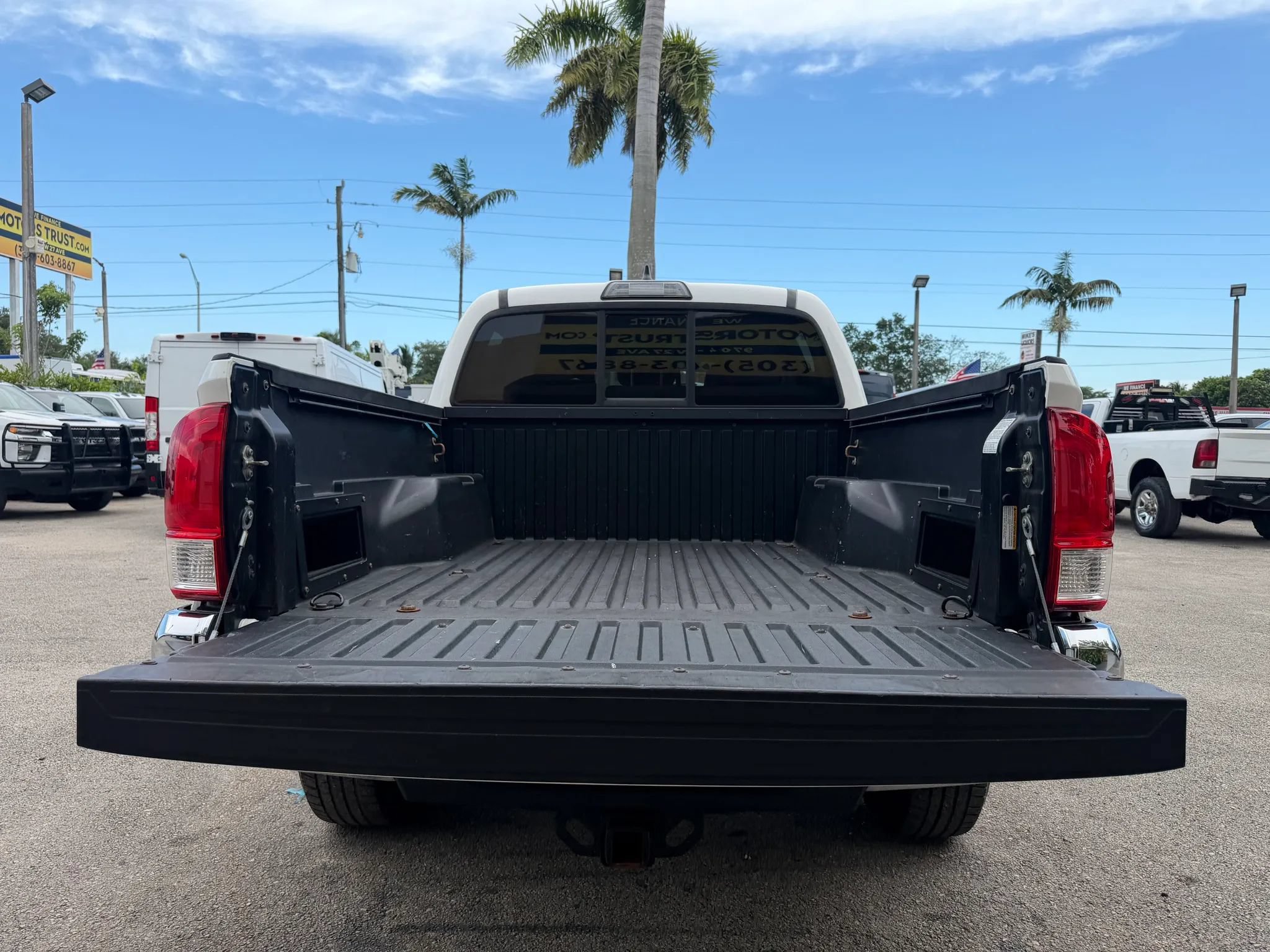 Used 2017 Toyota Tacoma SR5 w/ Tow Package RWD image 6