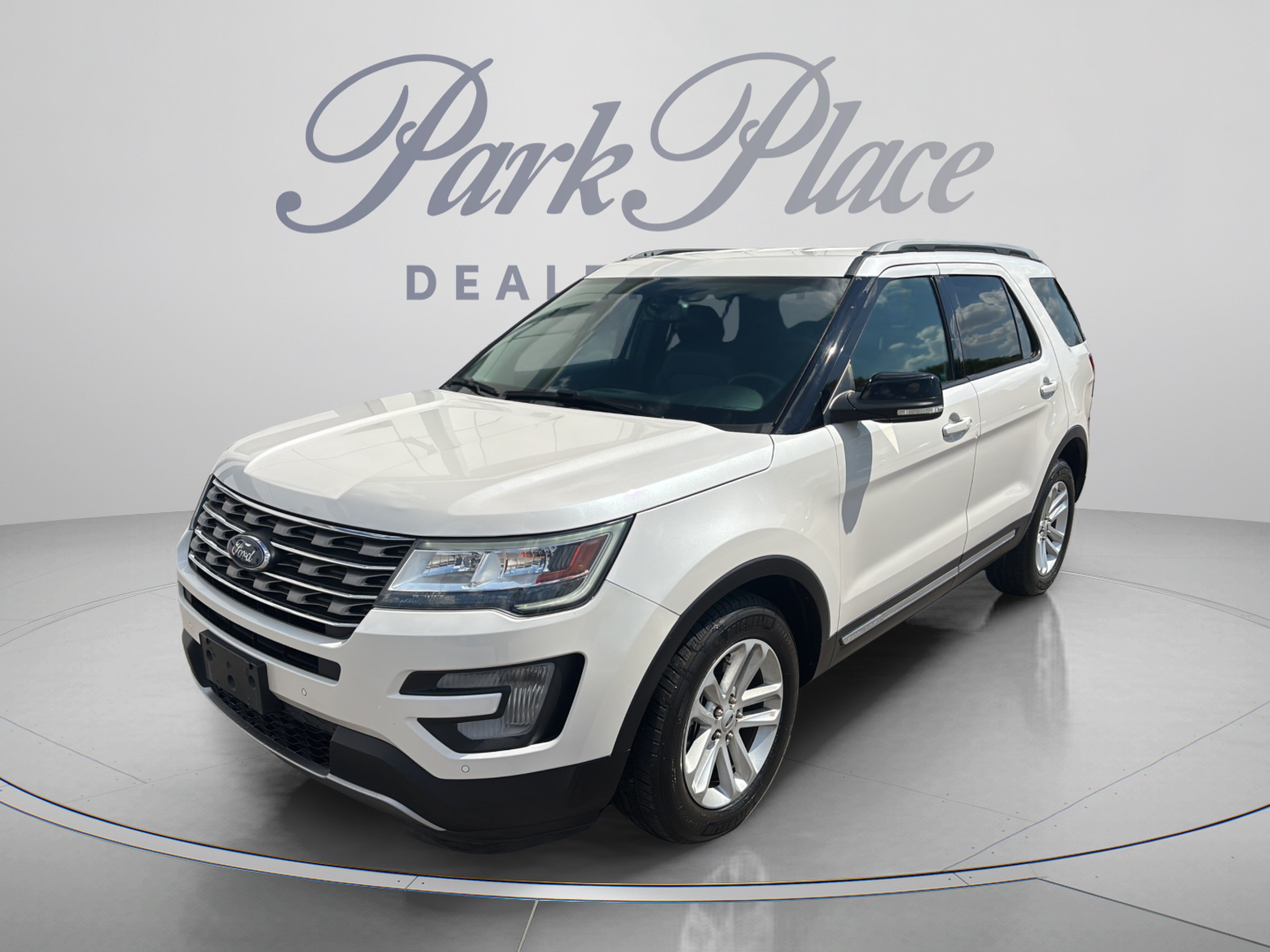 Used 2017 Ford Explorer XLT w/ Equipment Group 202A FWD image 1