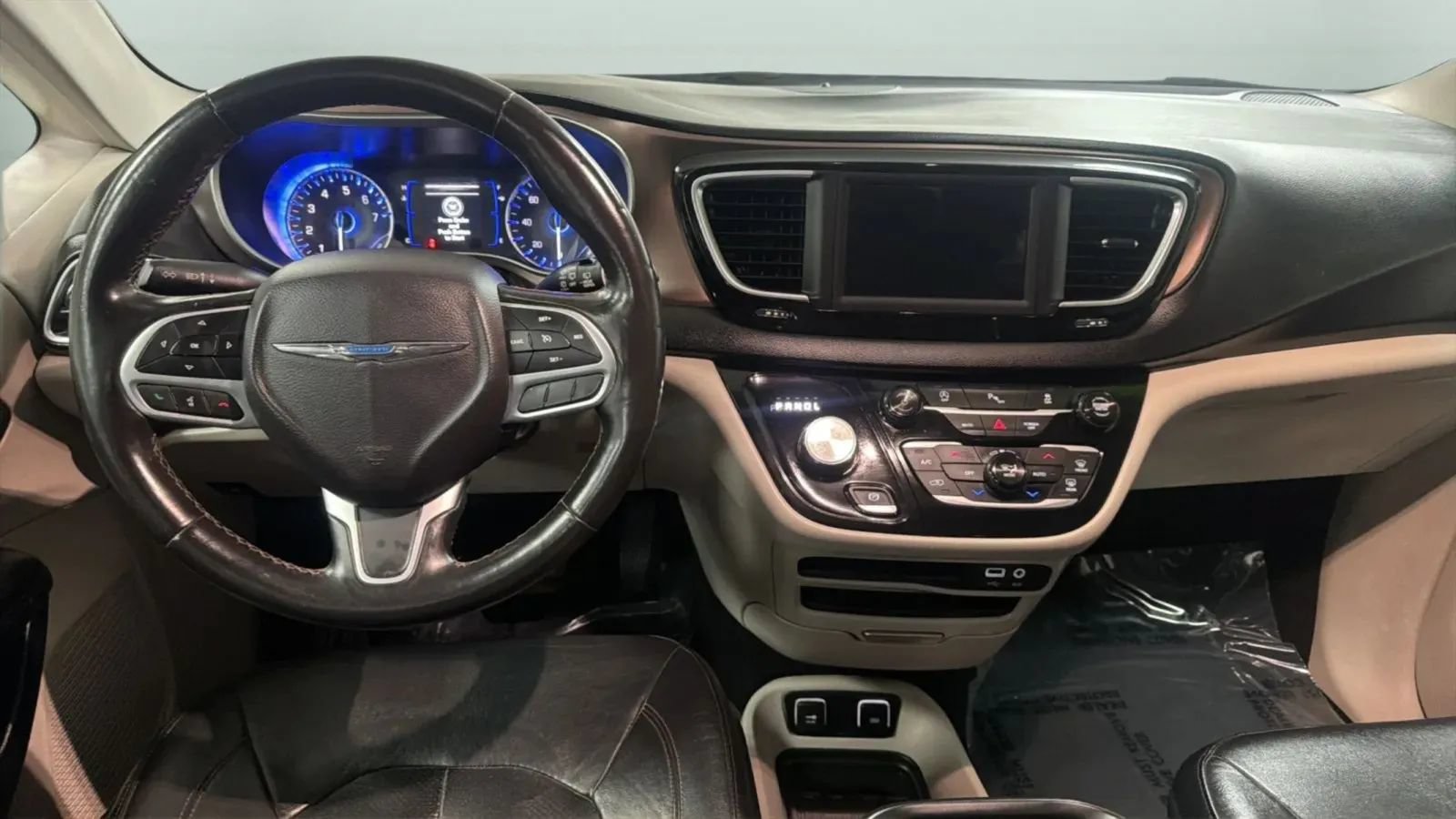 Used 2019 Chrysler Pacifica Touring-L FWD image 10