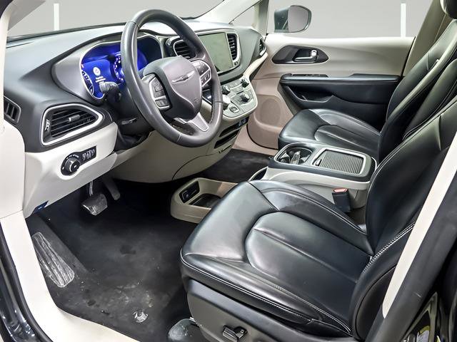 Used 2023 Chrysler Pacifica Touring-L image 9