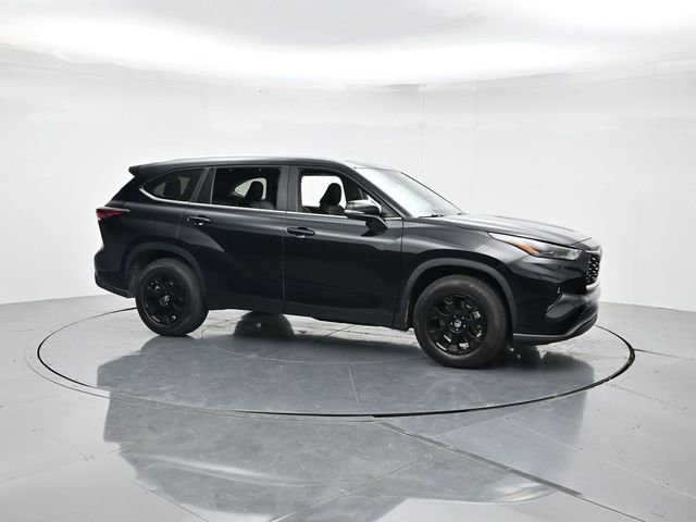 Used 2024 Toyota Highlander XLE FWD video 3