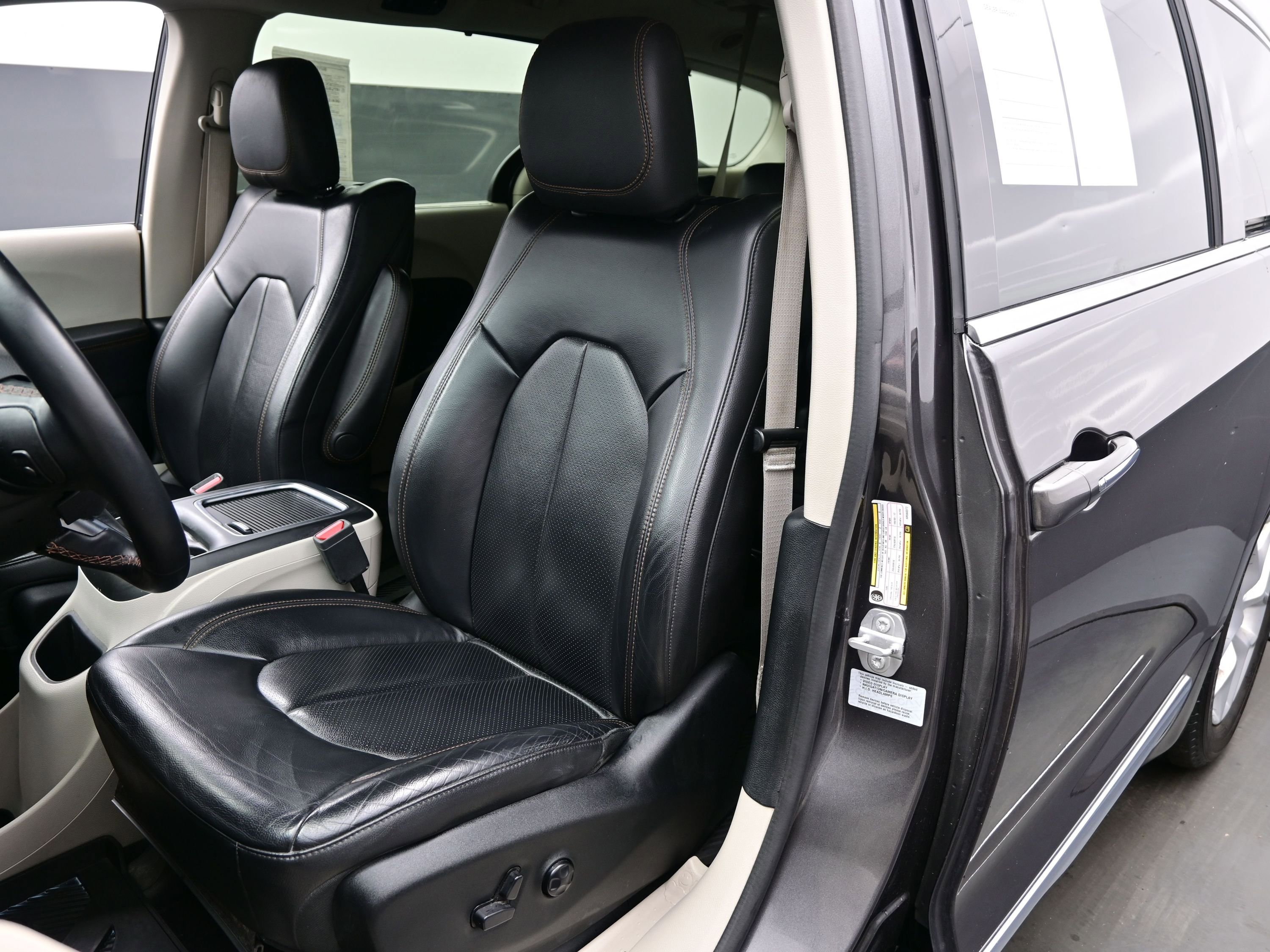 Used 2017 Chrysler Pacifica Touring-L Plus w/ Tire & Wheel Group image 11