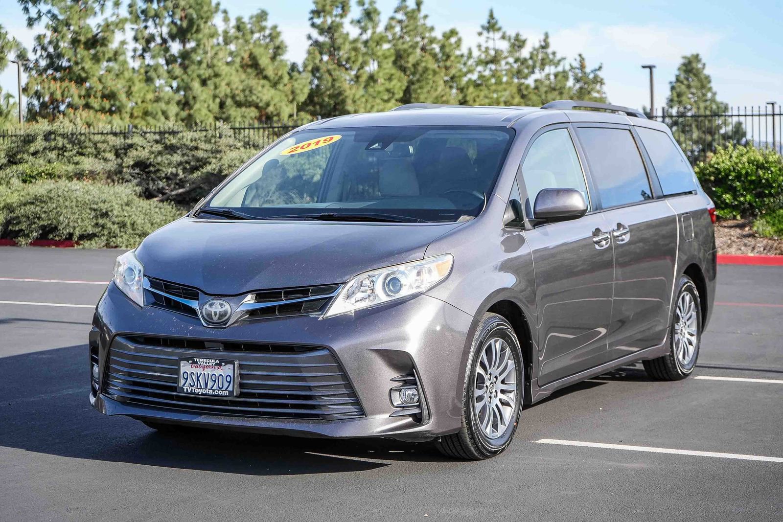 Certified 2019 Toyota Sienna XLE image 3