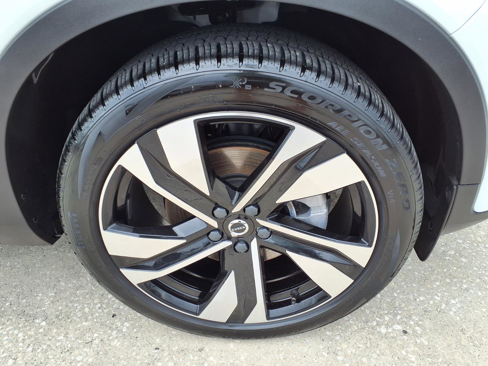 Certified 2023 Volvo XC40 B5 Plus w/ Protection Package Premier AWD/4WD image 9