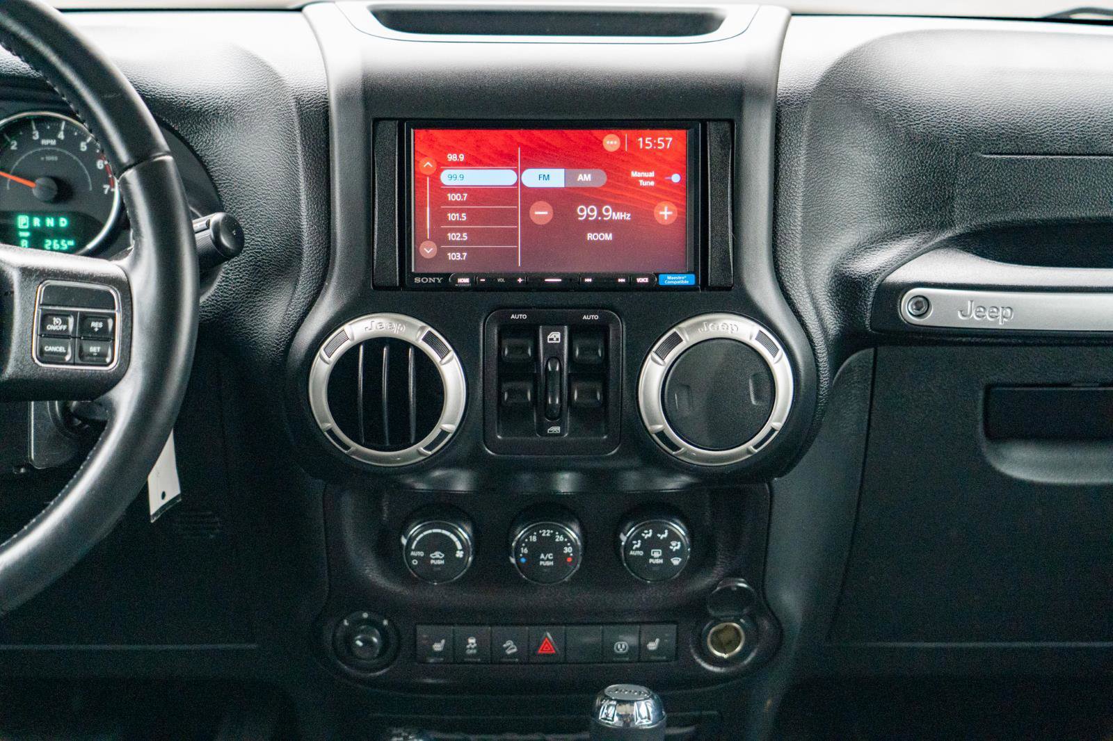 Used 2018 Jeep Wrangler Unlimited Sahara w/ Connectivity Group AWD/4WD image 18