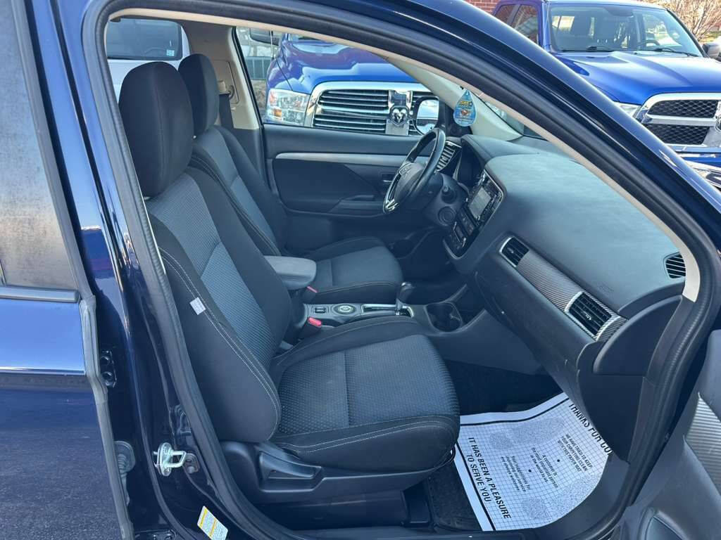 Used 2016 Mitsubishi Outlander SE image 12
