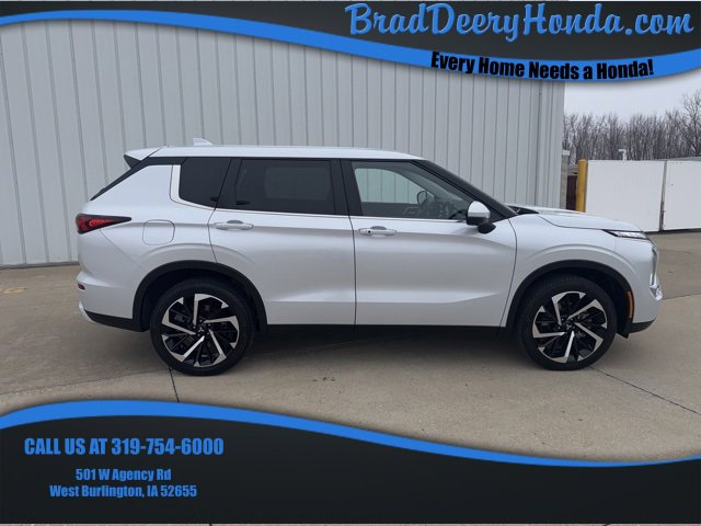 Used 2024 Mitsubishi Outlander SE image 1