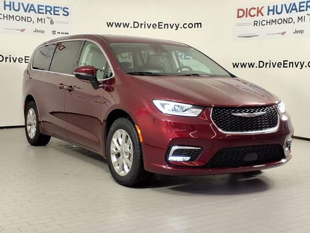 Used 2023 Chrysler Pacifica Touring-L image 3