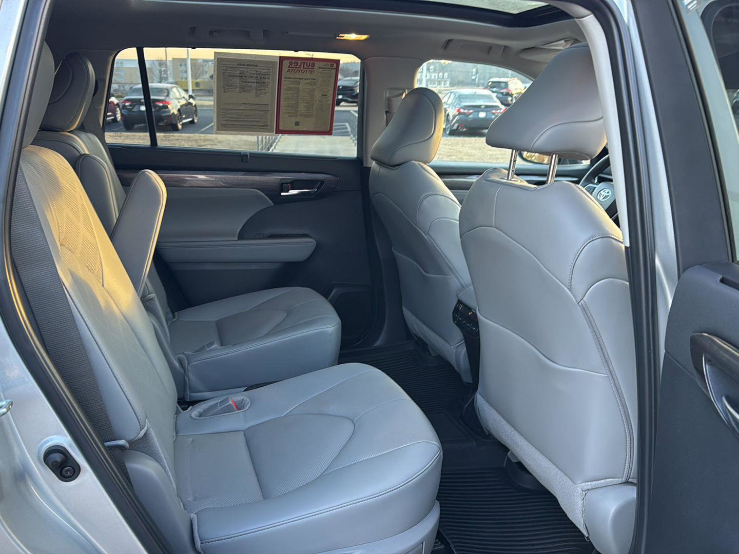 Used 2024 Toyota Highlander Platinum image 11
