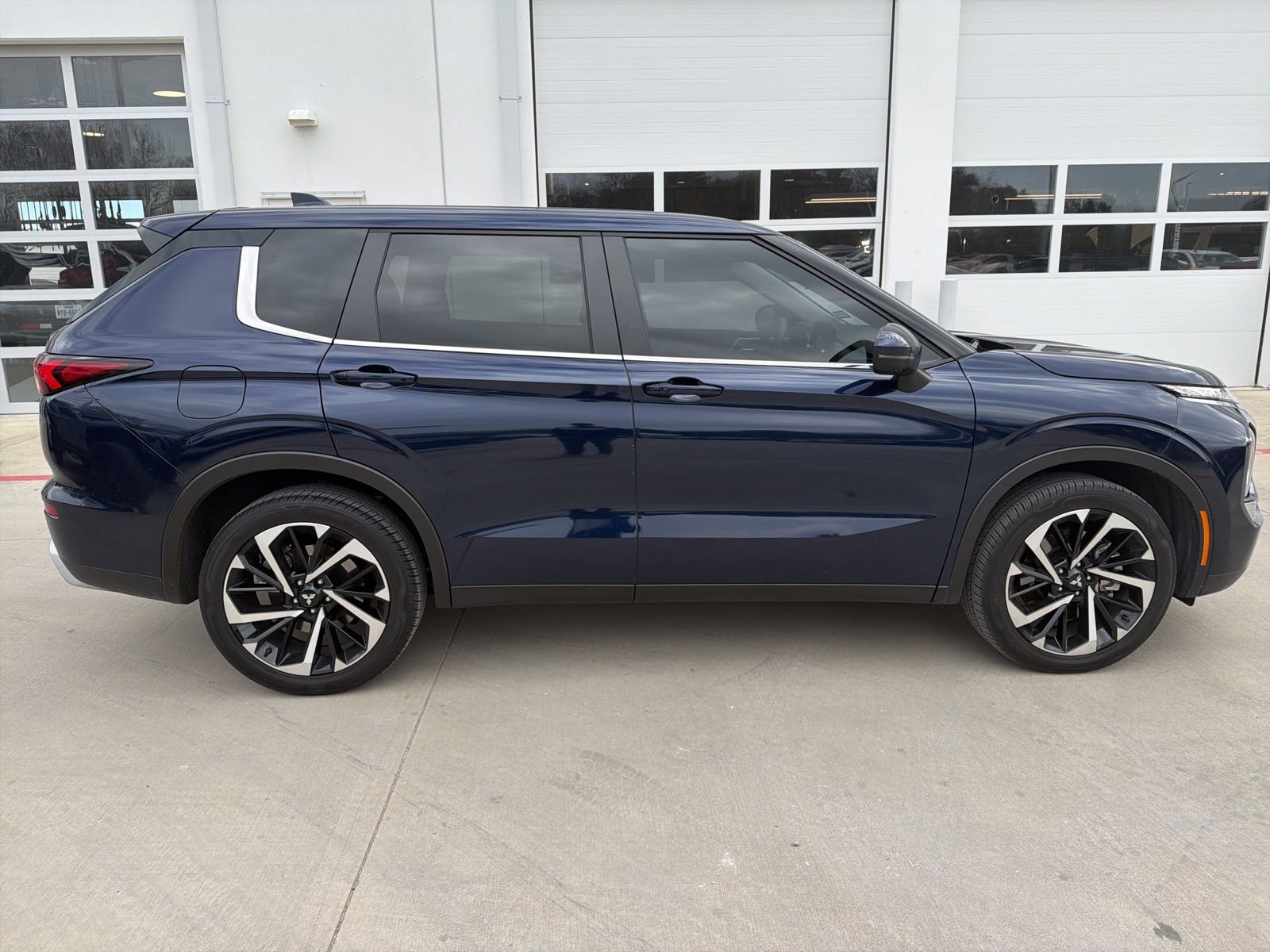 Used 2024 Mitsubishi Outlander SE image 6