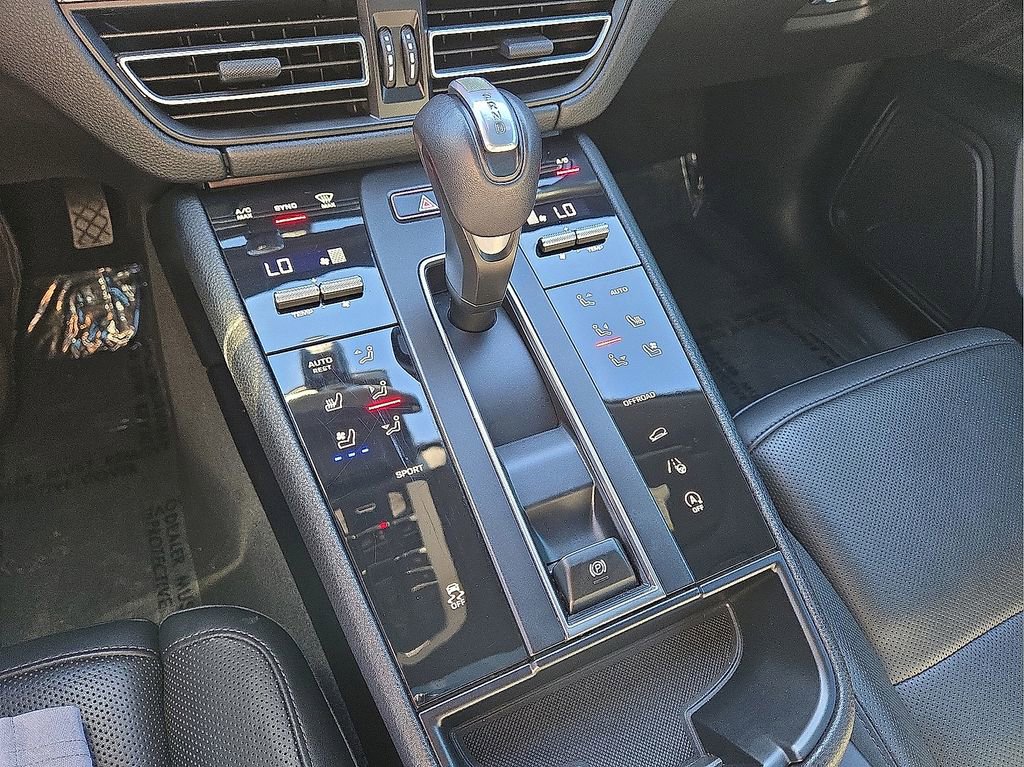 Used 2024 Porsche Macan T w/ Premium Plus Package image 22