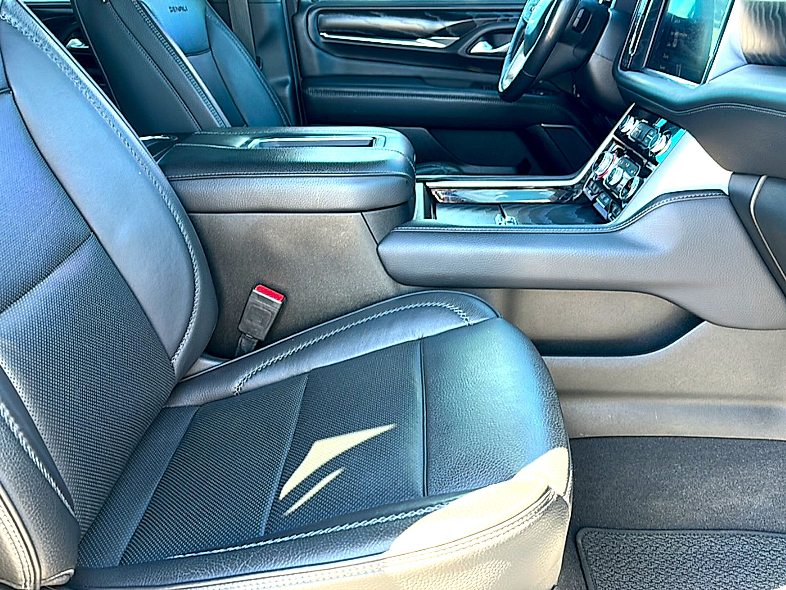 Used 2022 GMC Yukon Denali w/ Denali Premium Package image 25