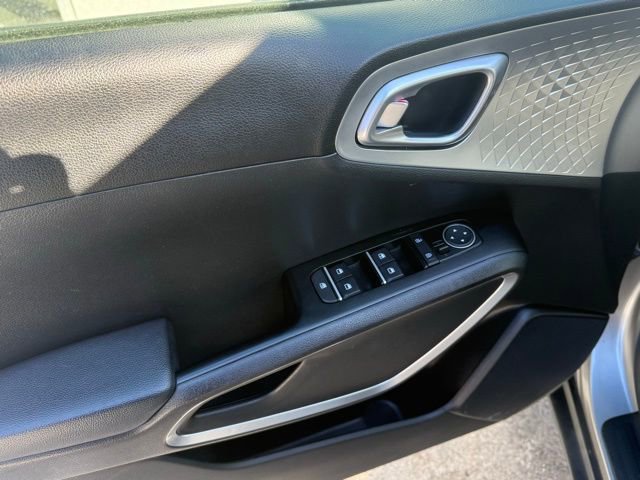 Used 2023 Kia Soul LX w/ LX Technology Package image 12