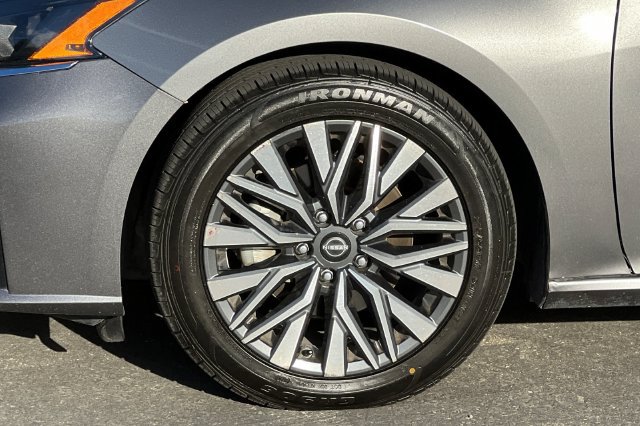 Used 2024 Nissan Altima 2.5 SV FWD image 30