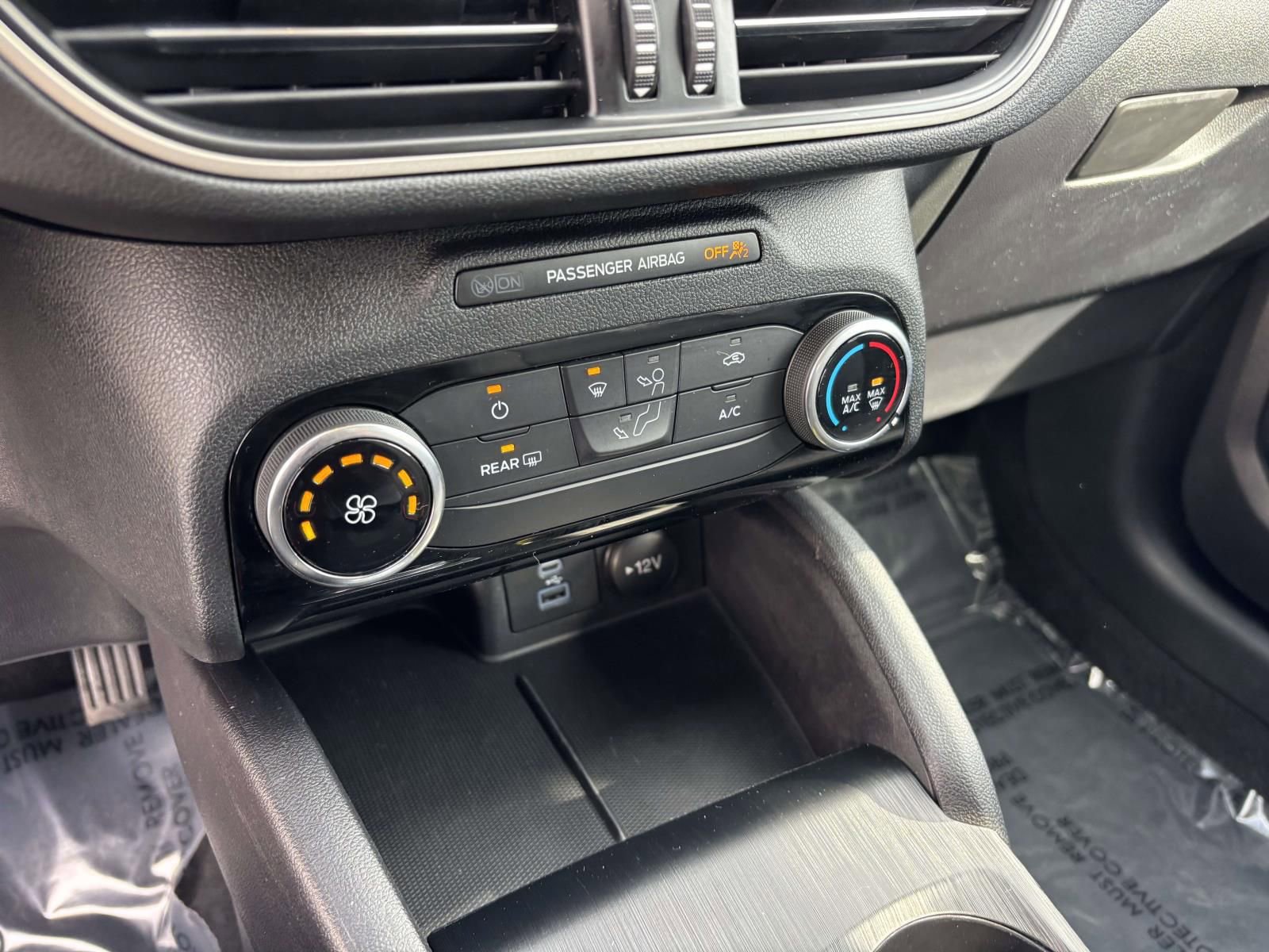 Used 2022 Ford Escape SE w/ SE Sport Appearance Package image 24