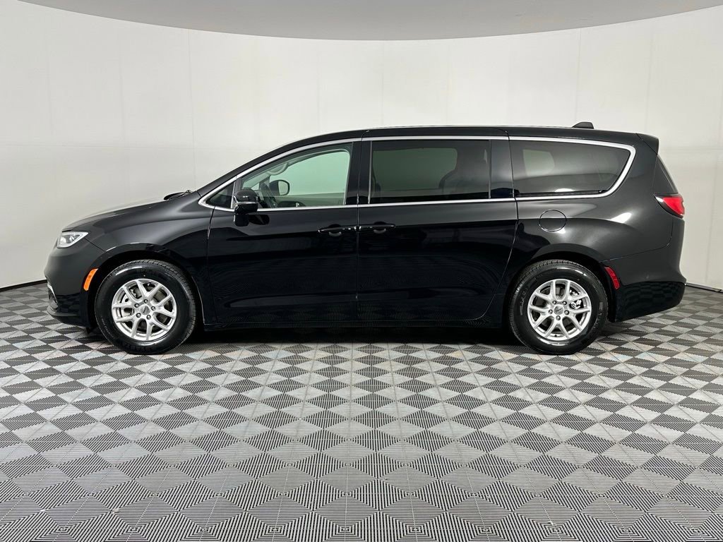 Used 2024 Chrysler Pacifica Touring-L image 16