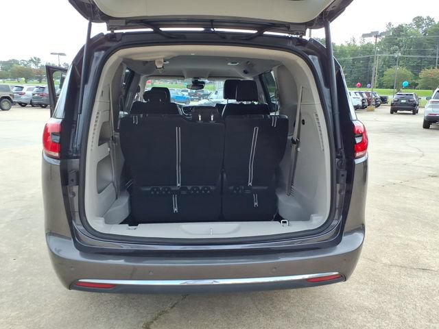 Used 2023 Chrysler Pacifica Touring-L FWD image 18