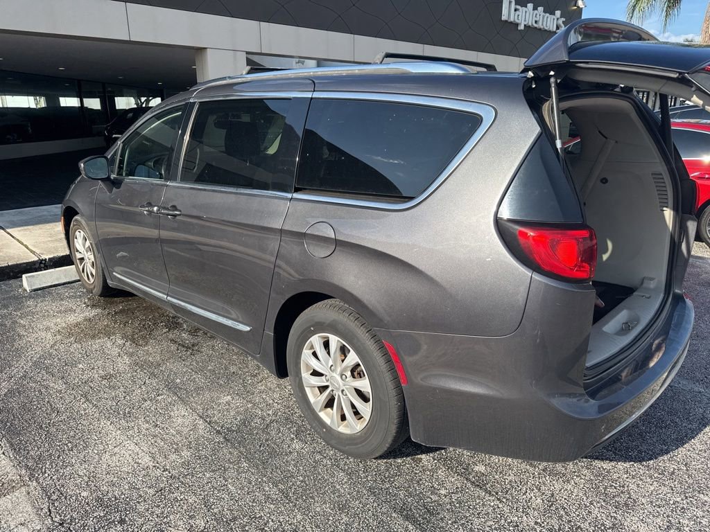 Used 2018 Chrysler Pacifica Touring-L FWD image 17