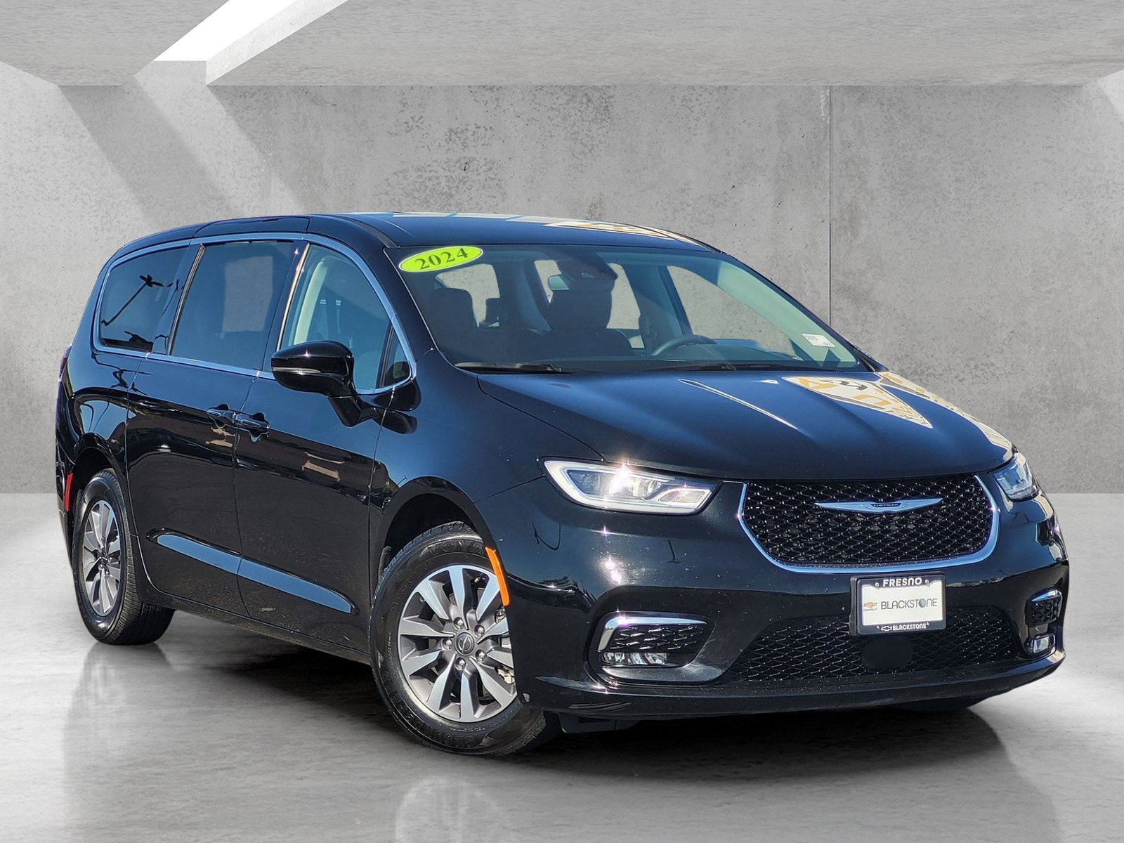 Used 2024 Chrysler Pacifica Limited FWD image 2