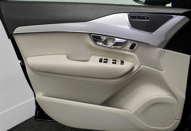 Used 2016 Volvo XC90 T6 Momentum image 32