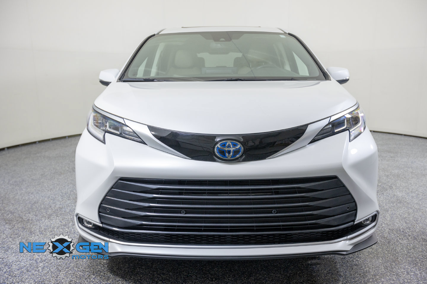 Used 2024 Toyota Sienna Limited AWD/4WD image 3