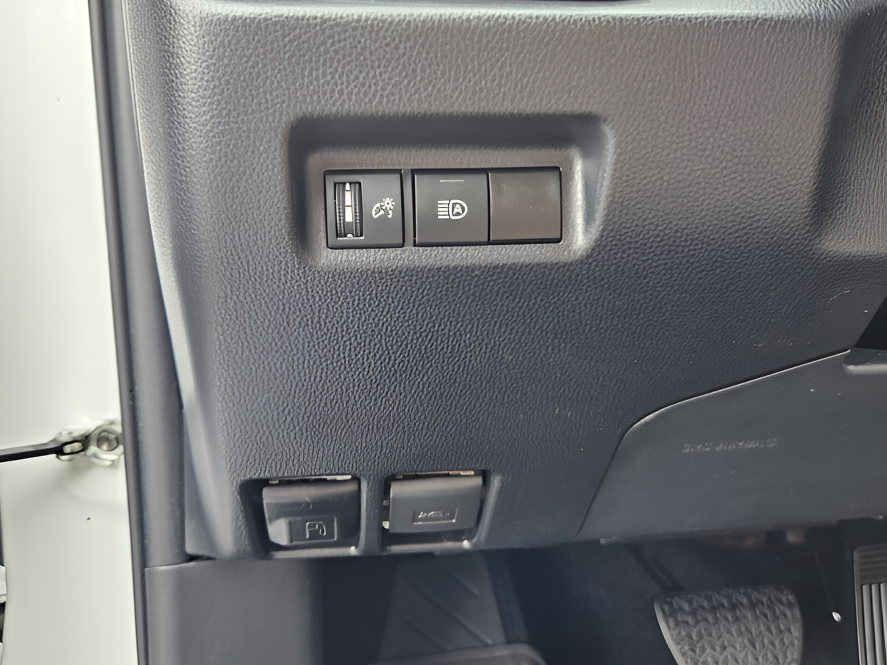 Used 2024 Toyota RAV4 LE FWD image 15