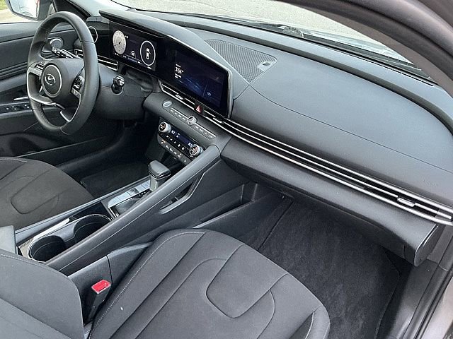 Used 2023 Hyundai Elantra SEL w/ Convenience Package image 19