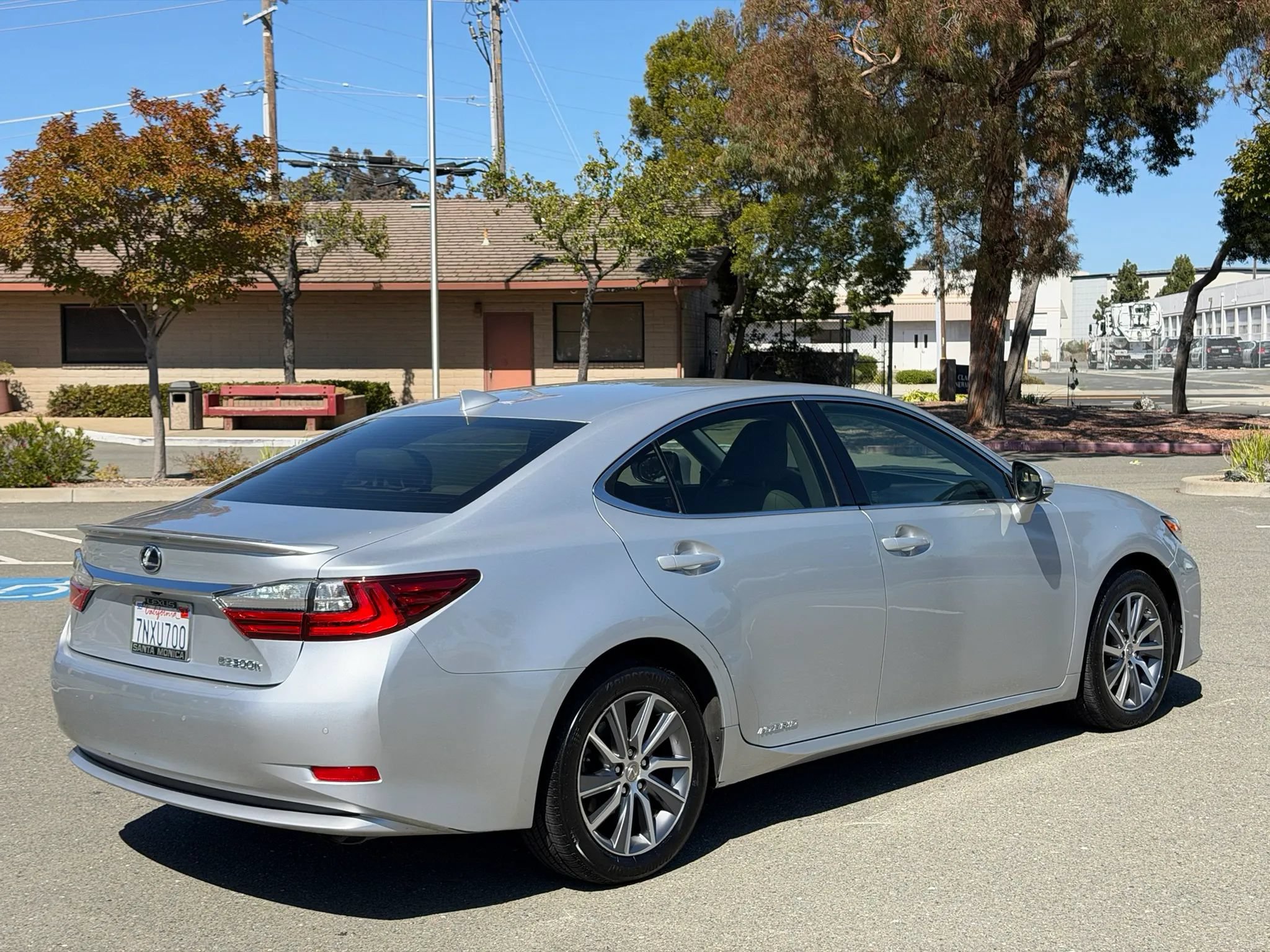 Used 2016 Lexus ES 300h w/ Navigation System Package FWD image 4