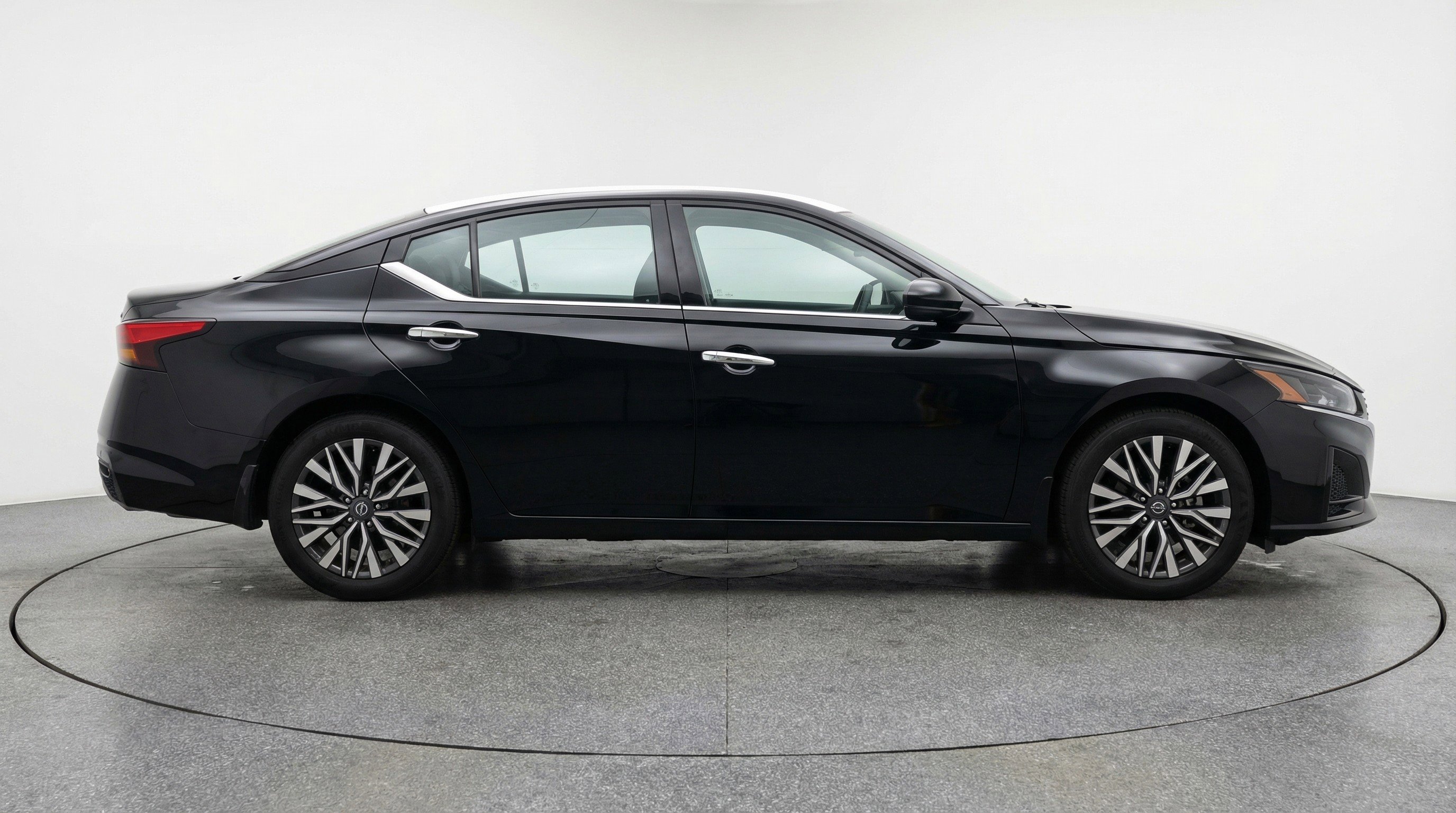Used 2025 Nissan Altima 2.5 SV image 11