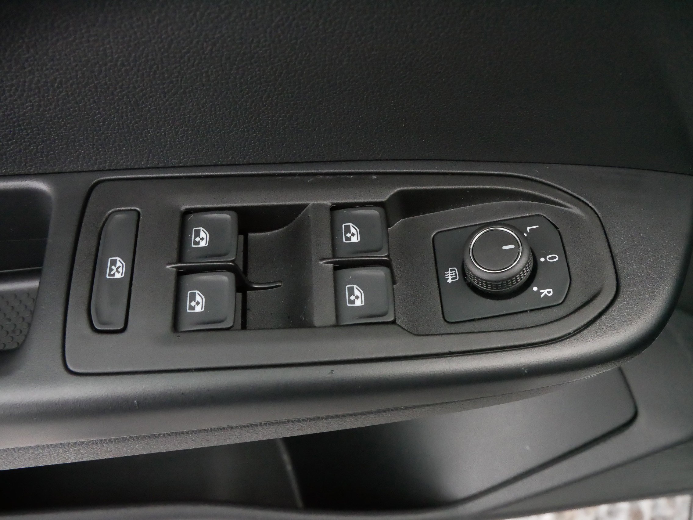 Certified 2025 Volkswagen Taos SE image 19