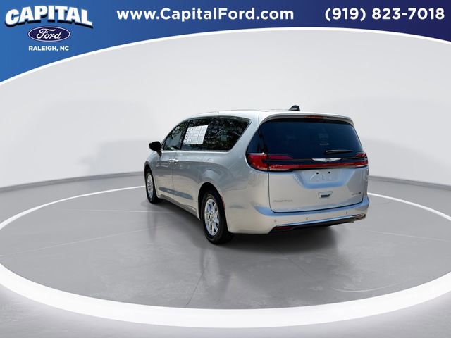 Used 2024 Chrysler Pacifica Touring-L FWD image 5
