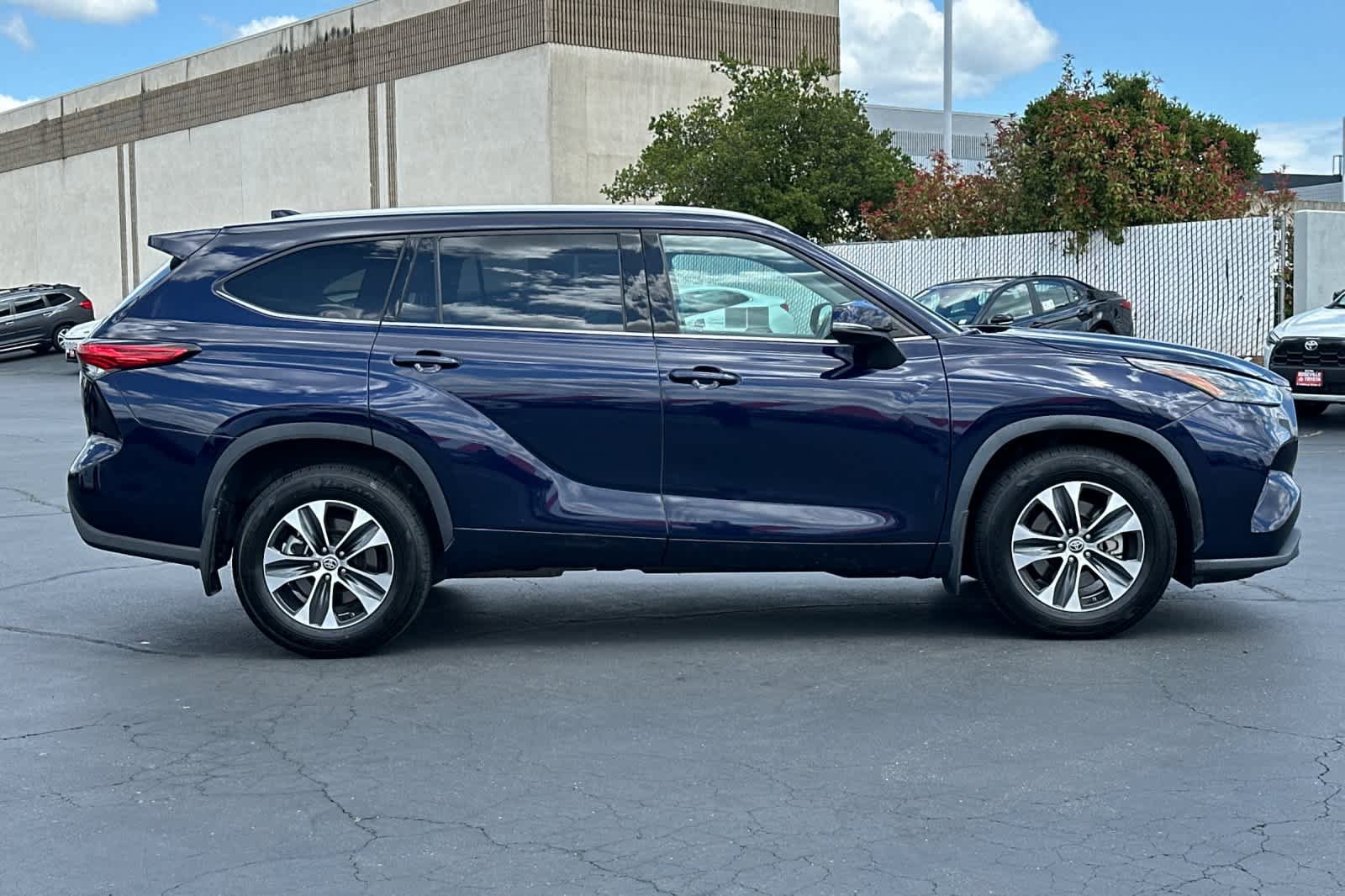 Used 2022 Toyota Highlander XLE AWD/4WD image 6