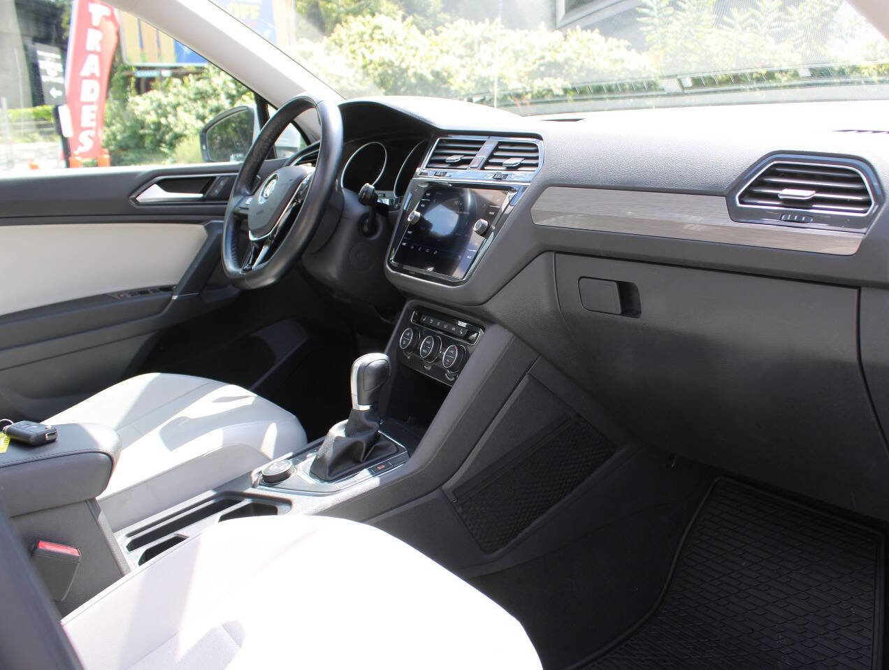 Used 2018 Volkswagen Tiguan SE AWD/4WD image 35