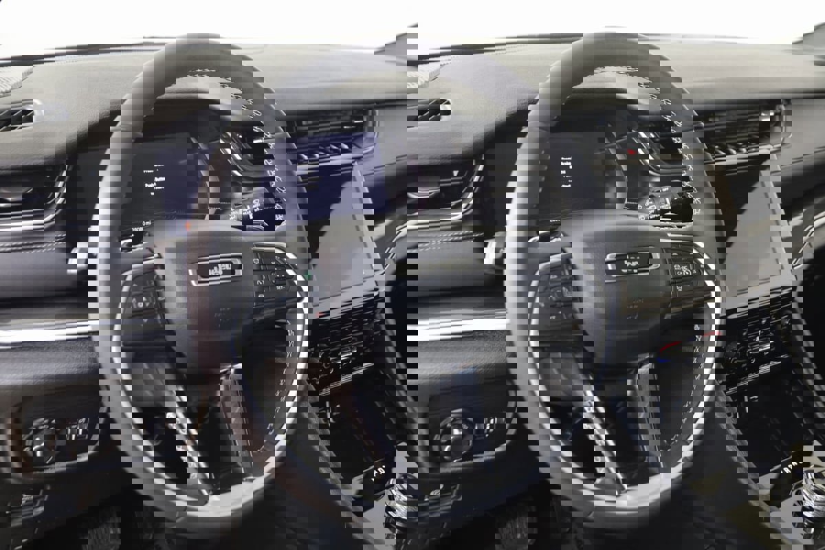 Used 2023 Jeep Grand Cherokee L Laredo image 6