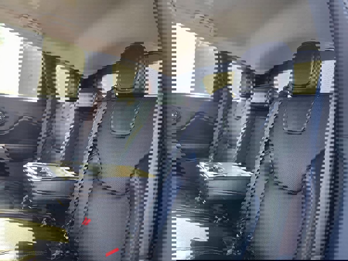 Used 2019 Jeep Cherokee Limited image 19