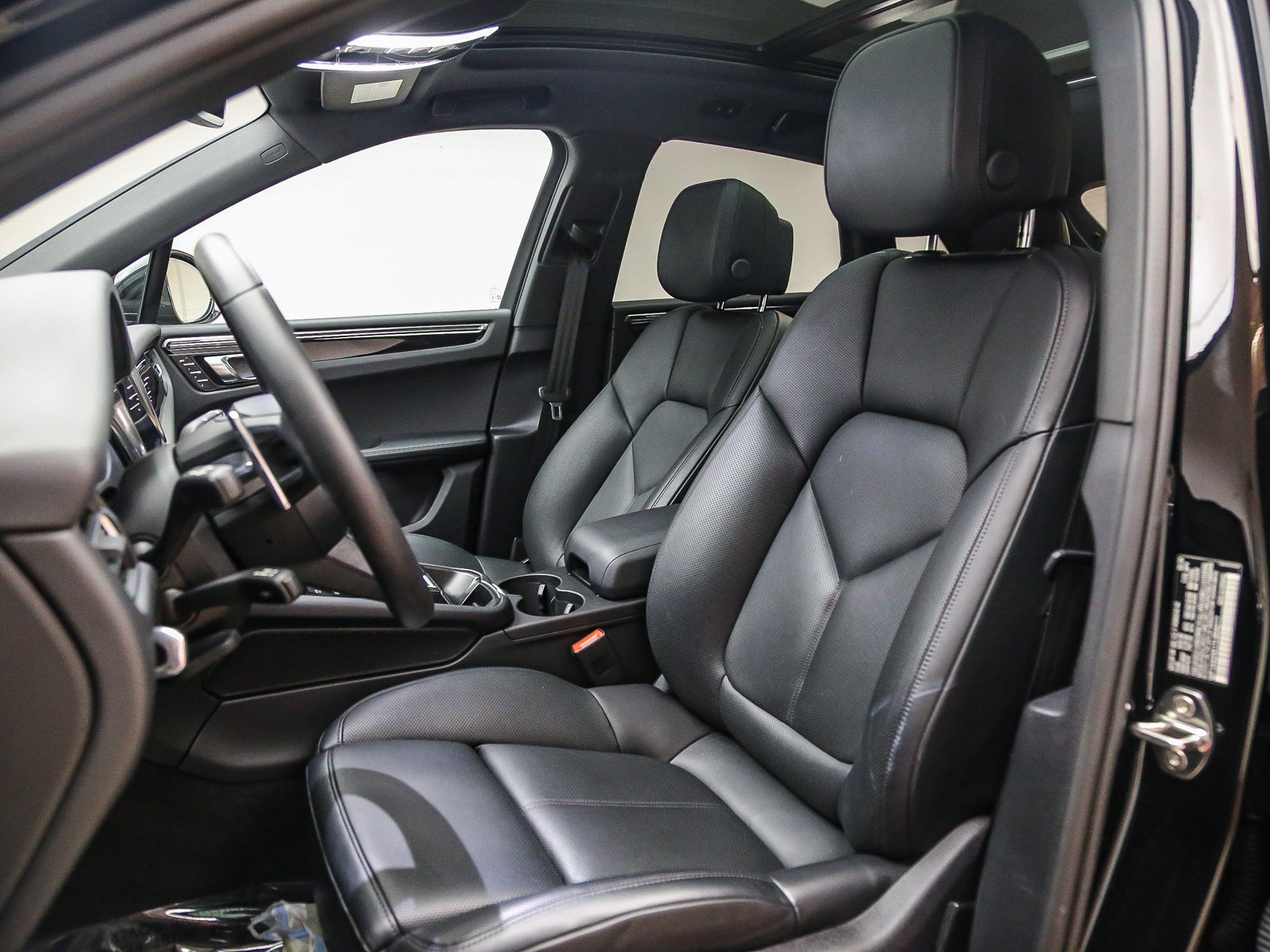 Certified 2026 Porsche Macan AWD/4WD image 8
