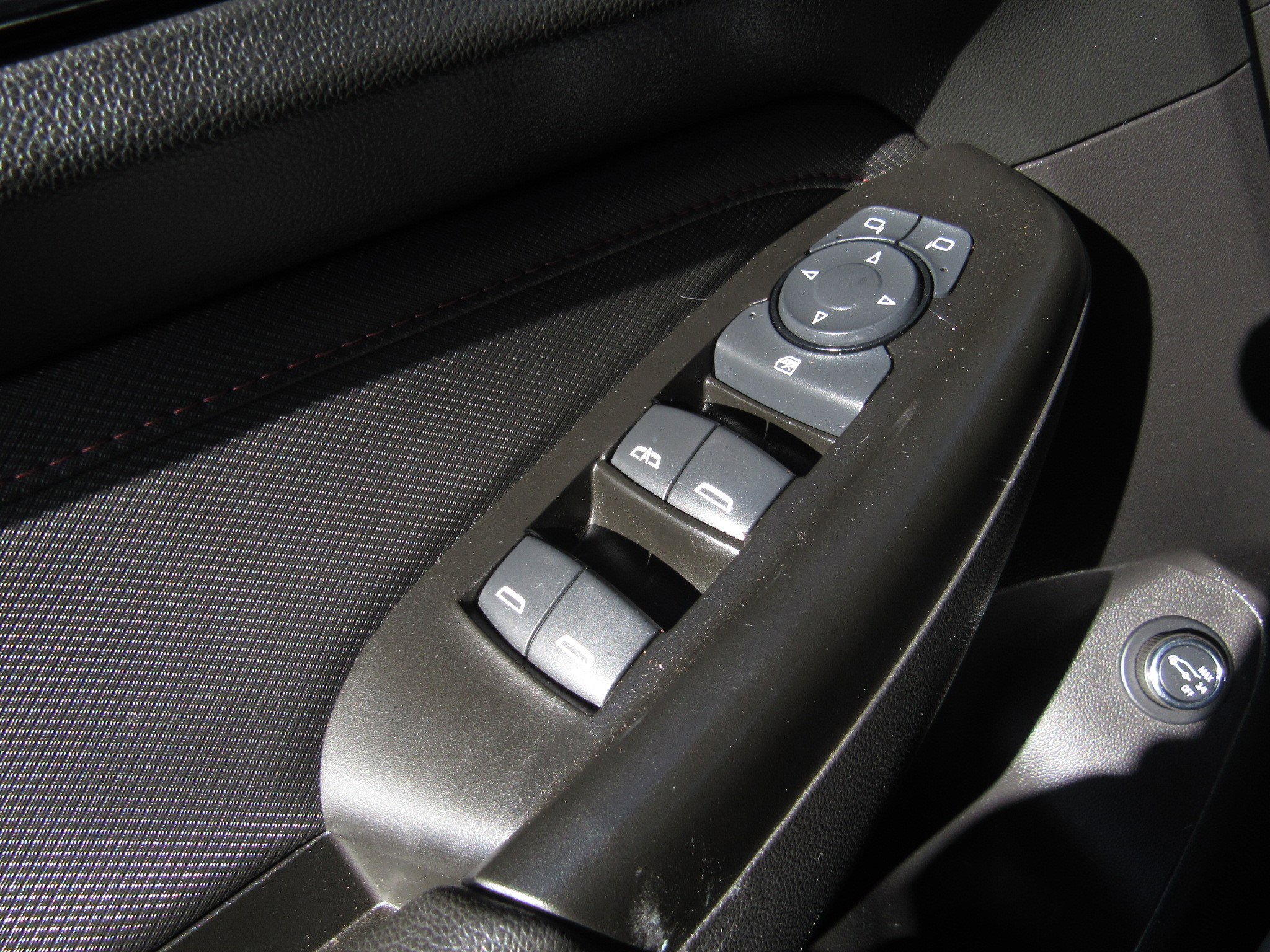 Used 2023 Chevrolet TrailBlazer RS w/ Sun and Liftgate Package image 23