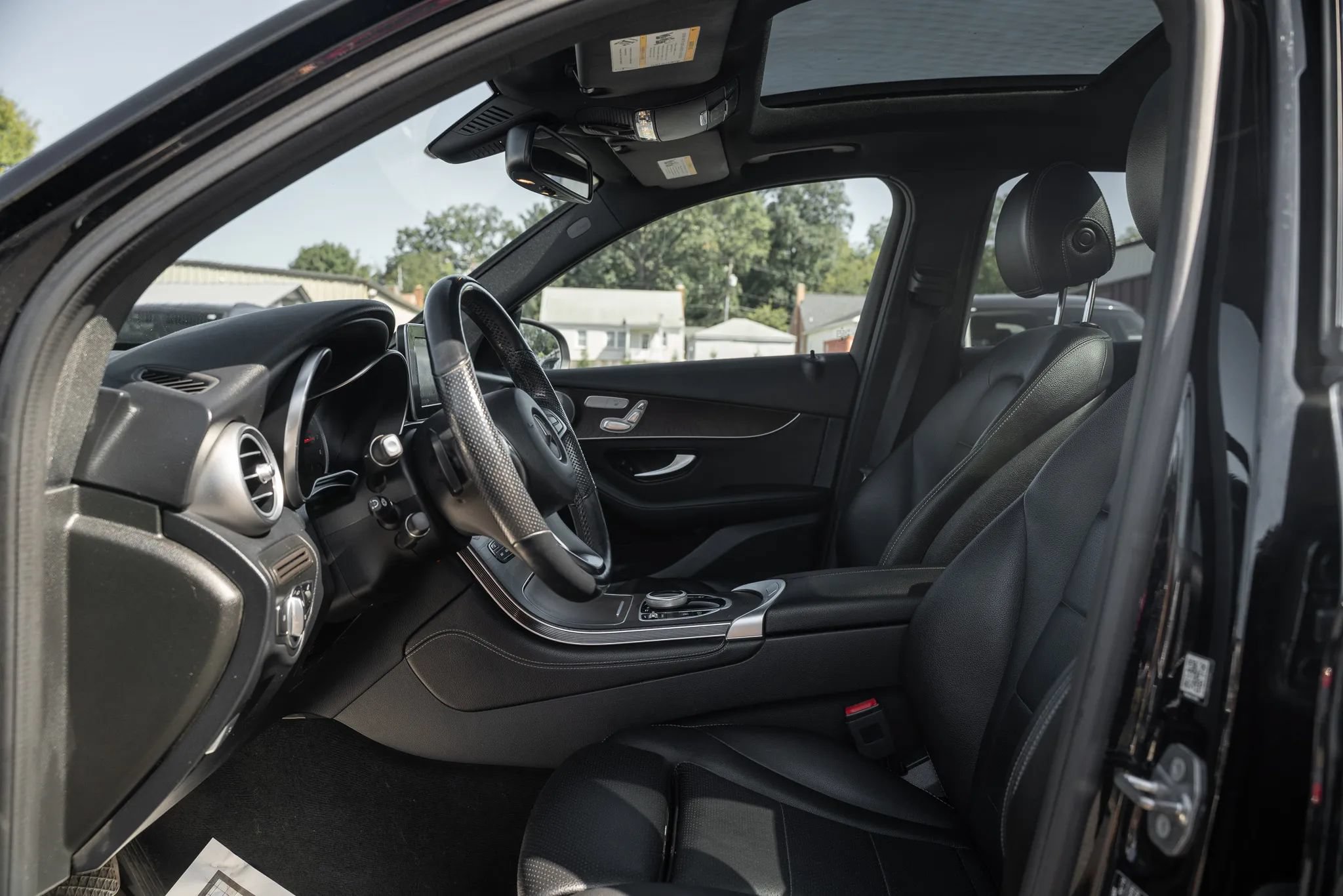 Used 2019 Mercedes-Benz GLC 300 4MATIC w/ Premium Package image 7