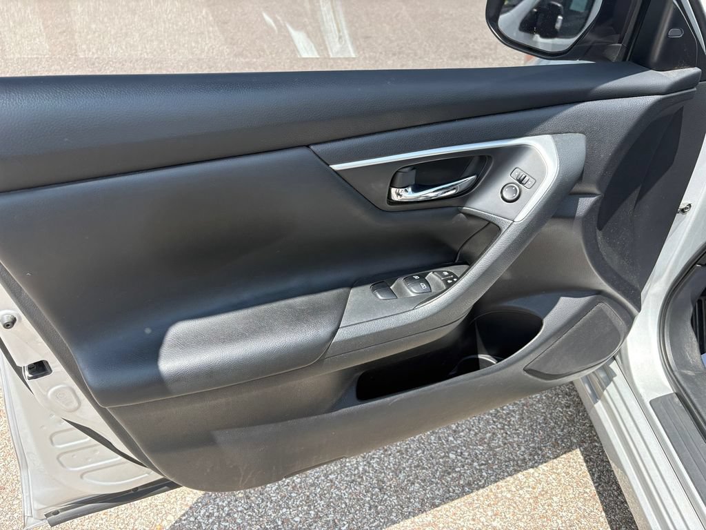 Used 2017 Nissan Altima 2.5 SV w/ Convenience Package FWD image 9
