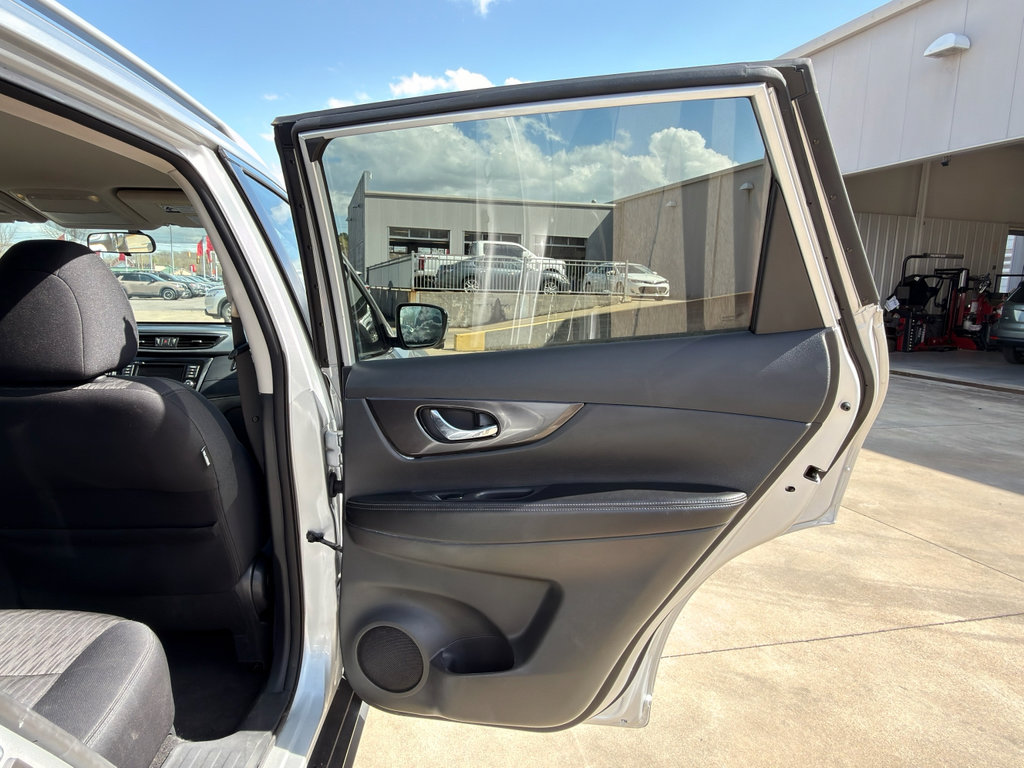 Used 2018 Nissan Rogue SV w/ Premium Package image 17
