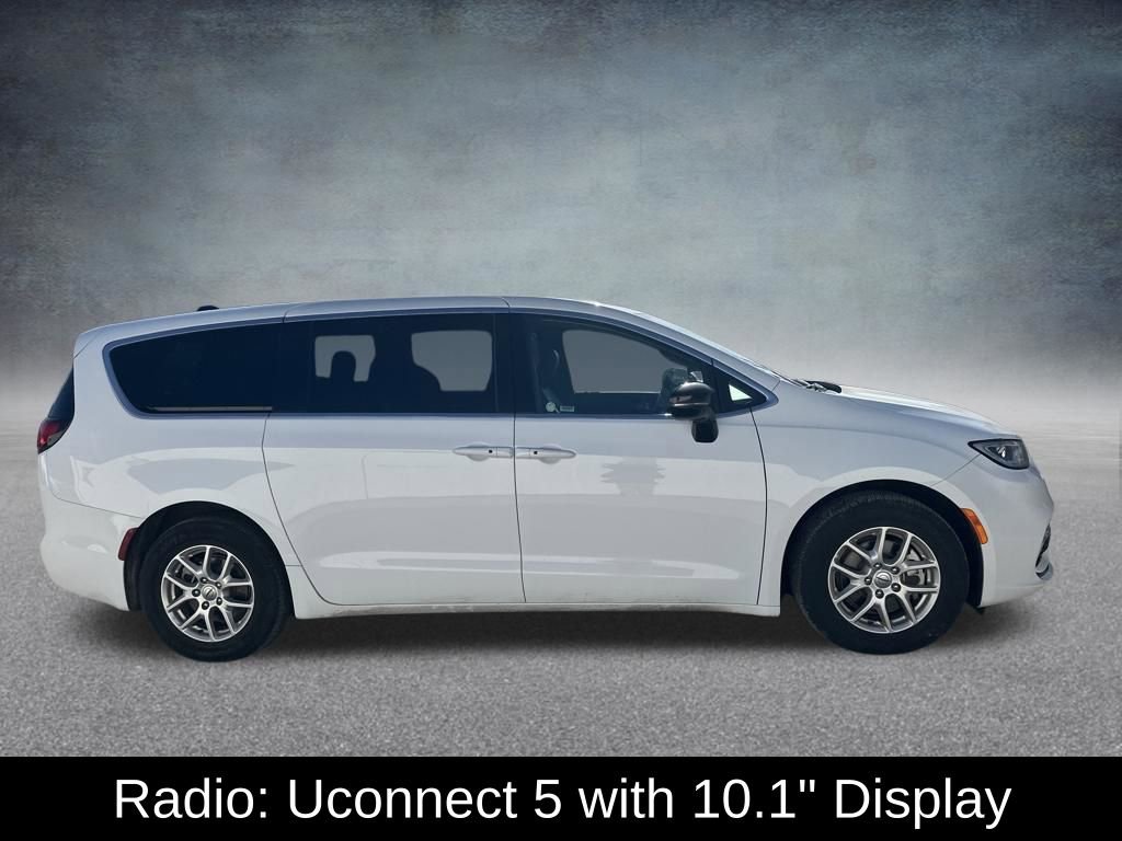 Used 2025 Chrysler Pacifica Select image 8