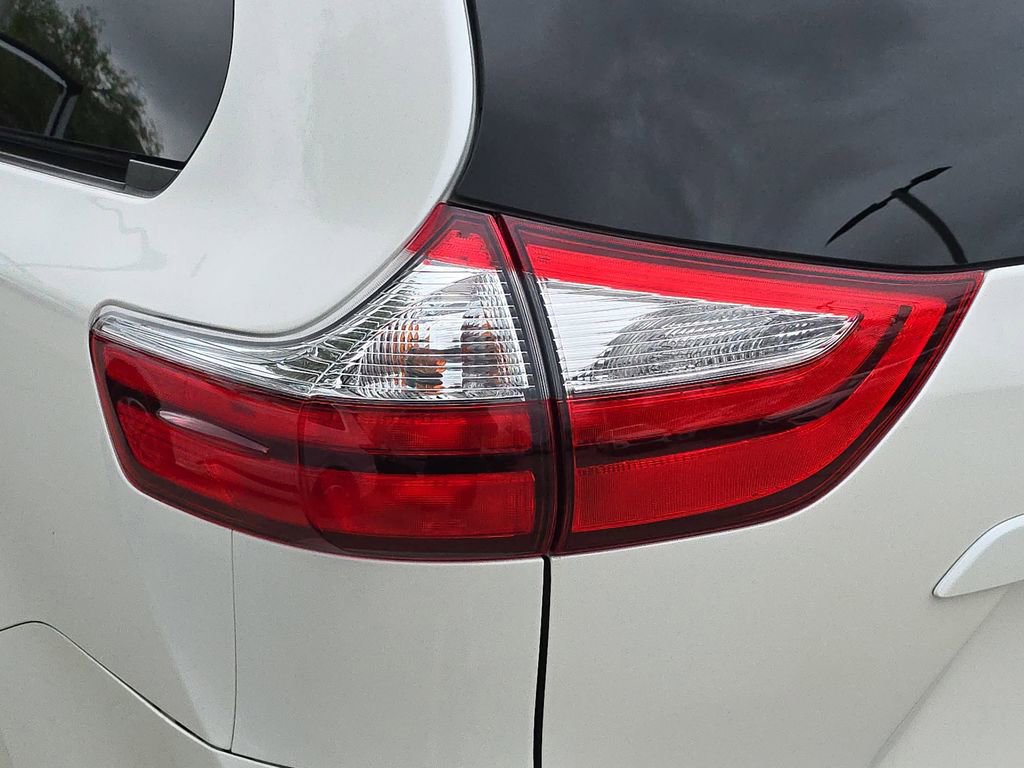 Used 2019 Toyota Sienna XLE w/ XLE Navigation Package image 38