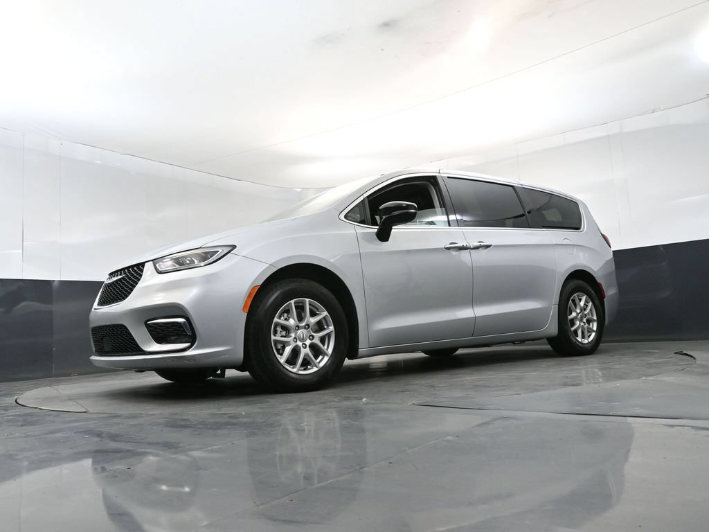Used 2024 Chrysler Pacifica Touring-L FWD image 20