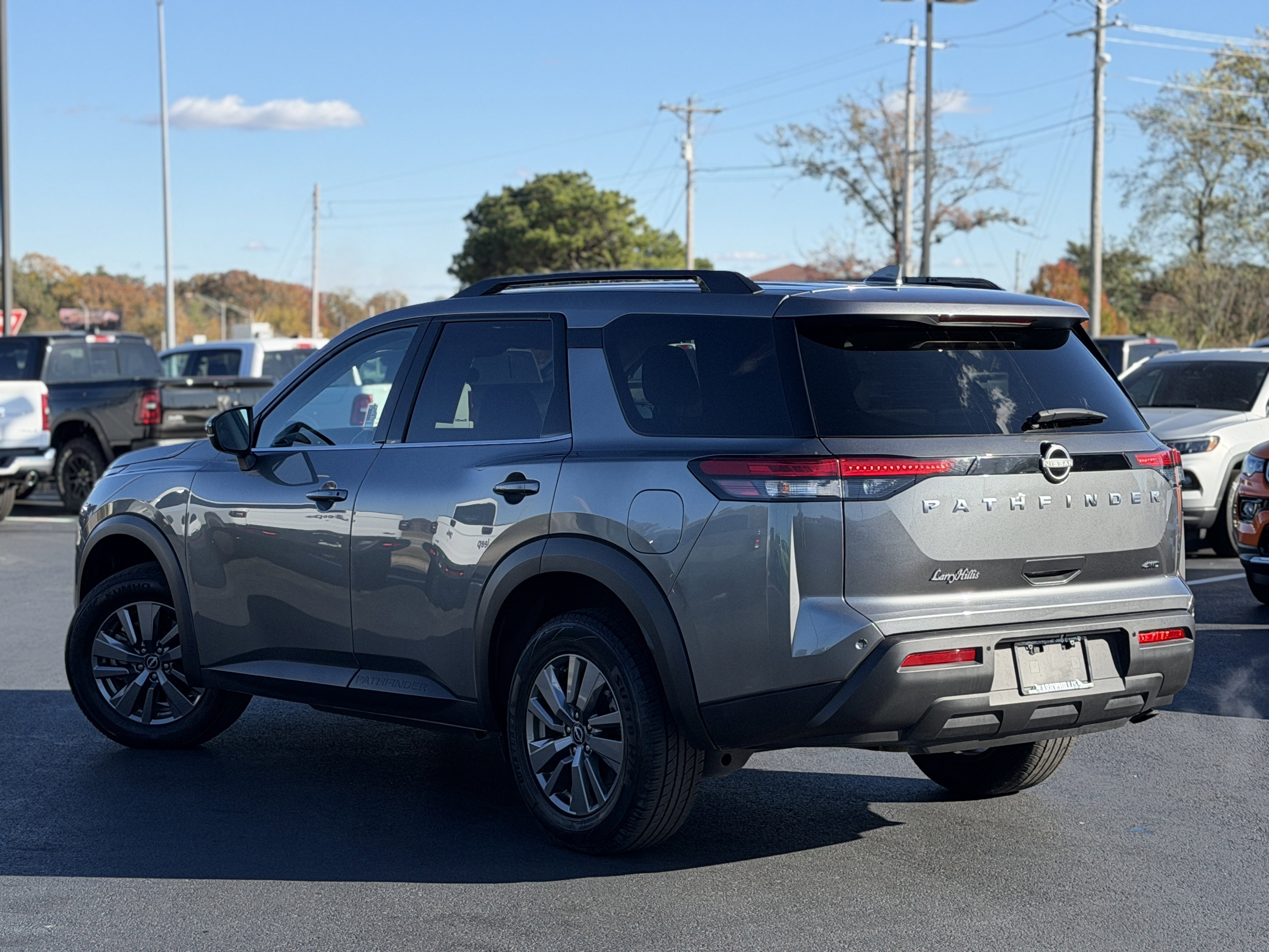 Used 2025 Nissan Pathfinder SV image 6