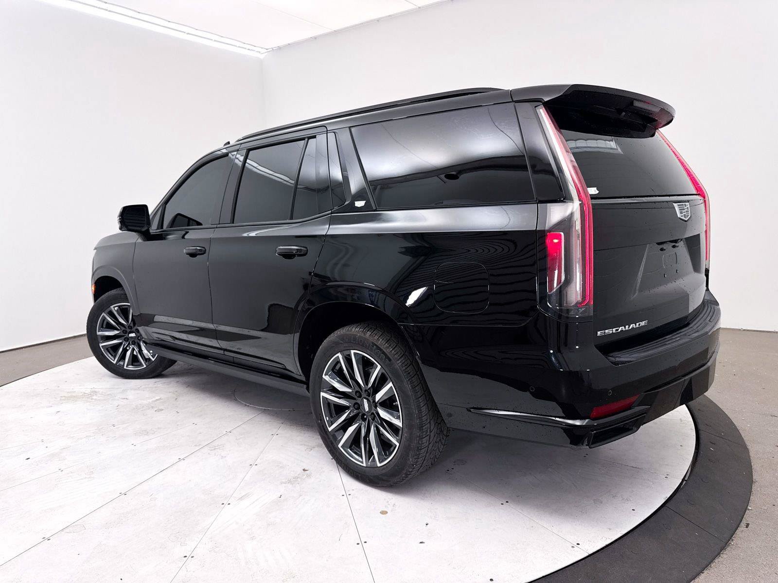 Used 2022 Cadillac Escalade Sport Platinum AWD/4WD image 2