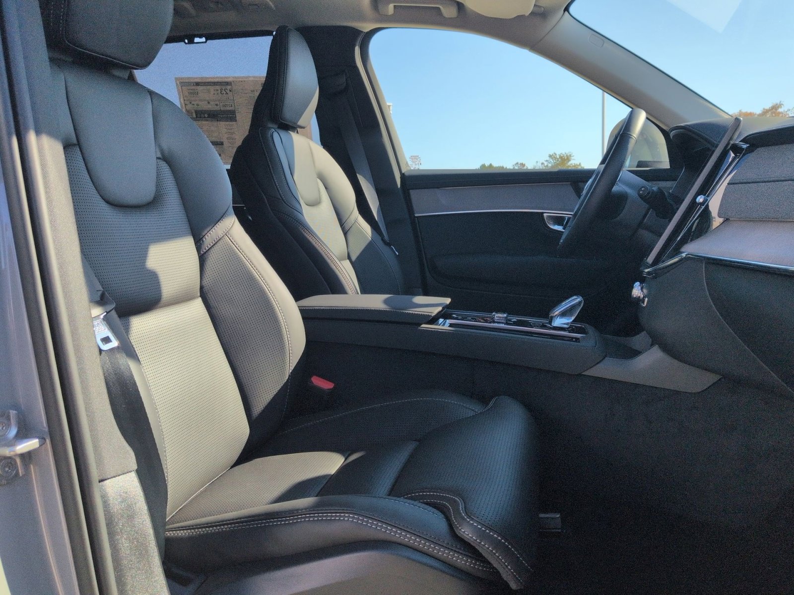 New 2026 Volvo XC90 B6 Ultra w/ Protection Package image 27