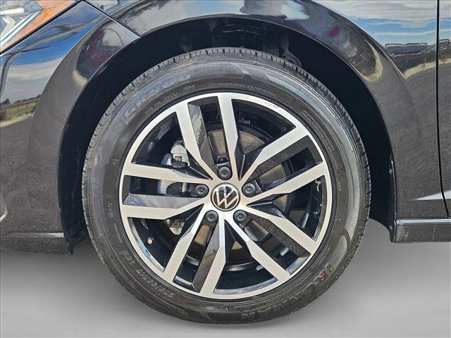 Used 2025 Volkswagen Jetta SE FWD image 24