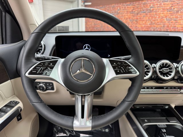 Used 2025 Mercedes-Benz GLB 250 4MATIC image 14
